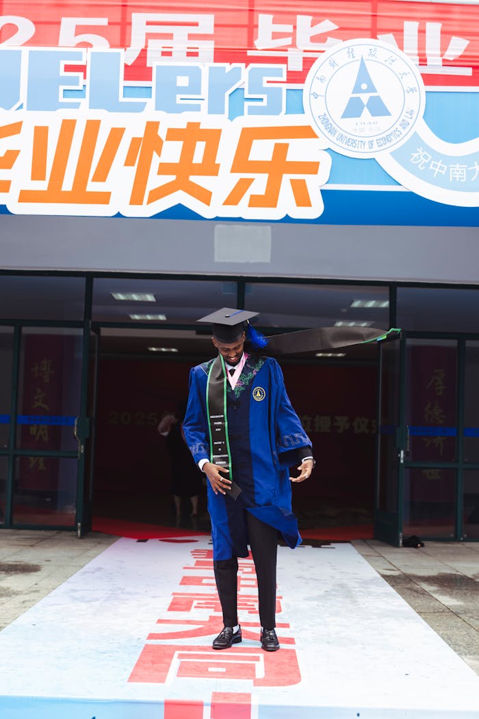 graduation-ceremony-at-university-entrance-32703326